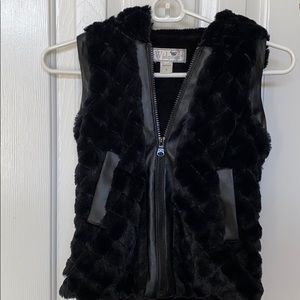 NWOT Widgeon girl’s faux fur vest, size 5